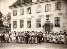 Uppställning på gården med musik framförd av musikkåren. Frimurarbarnhuset i Kristineberg, 24 juni 1909