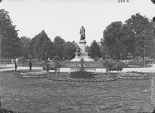 Humlegården mot norr med staty över Carl von Linné