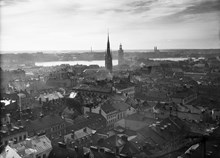 Vy från södra Kungstornet mot väster. Klara kyrka, Tekniska skolan eller Konstfackskolan på Mäster Samuelsgatan 44 och Stadshuset. I fonden Södermalm och Högalidskyrkan.