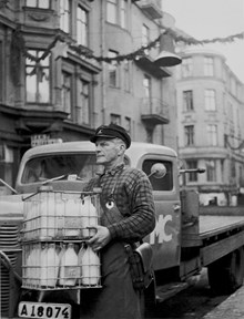 Distribution av mjölk i glasflaskor med Mjölkcentralens lastbil.