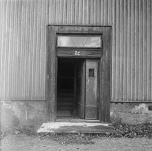 Skånegatan 2 C. Porten. Nödbostäder uppförda 1917 inför rivning