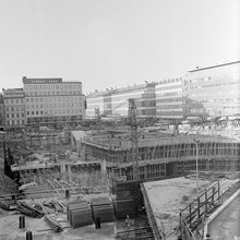 Sergels Torg under anläggning. Bild från Malmskillnadsgatan över Hamngatan västerut mot Klarabergsgatan 50