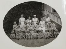 Barn och personal på Soeurs de Charités barnsjukhem