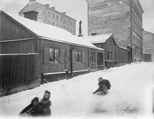 Barnen åker kälke på Hammarbygatan. Hammarbygatan österut vid nr 11, nu Bohusgatan 29