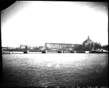 Skeppsholmsbron och Skeppsholmen från Skeppsbron. Skeppsholmskyrkan till höger