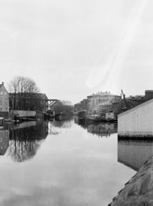 Klaraviken söderut från Kungsbron. T.h. ligger AB Bolinders verkstäder och Serafimerlasarettet. T.v. Bryggargatans mynning