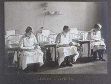Sällskapet barnavård - elever utbildas i praktisk spädbarnsvård