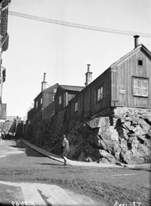 Parmmätargatan norrut från Bergsgatan 14 (t.h.). Trapporna i fonden leder till dåvarande Lilla Västra Kvarngränd, nu Kungsklippan. Nuvarande kv. Opalen
