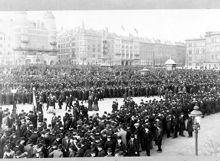 Arbetarna har samlats på Norra Bantorget för demonstration vid storstrejken år 1909.