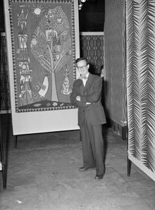 Formgivare Stig Lindberg vid textilier under utställningen "Brud och Hem, Stil 53"