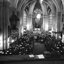 Musicerande ungdomar och åhörare i Maria kyrka