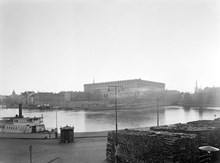 Slottet från Fersenska Terrassen. Vedupplag i Södra Blasieholmshamnen (nu Strömkajen)