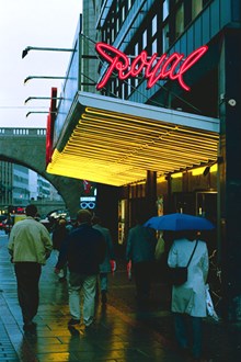 Kungsgatan, utanför biografen Royal
