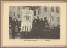 Bondetåget 1914. Upplands standar, skänkt av K.F.U.K., överlämnas.