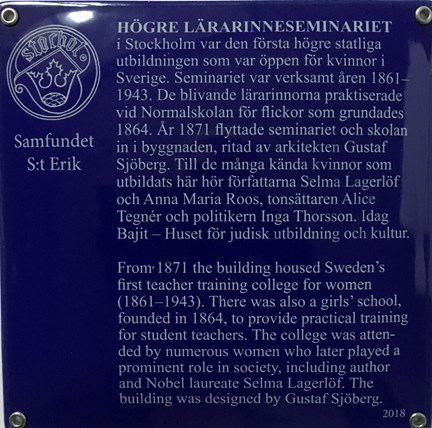 Blå emaljerad skylt med vit text