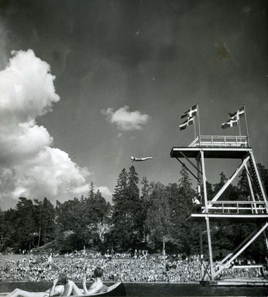 Svartvitt fotografi på simhopp från trampolin på Flatenbadet