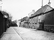 Fjällgatan 6, 8 och 10, österut. Nuv. Mäster Mikaels Gata 6-10
