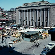 Hötorget. Vy från takterrassen ovanför Hötorgshallen mot Konserthuset. Grönsaksförsäljning på torget