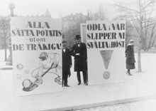 Uppmaning till potatisodling, vid Berzelii Park, under första världskriget