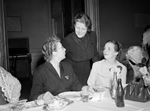 Hazeliusbacken 20. Yrkeskvinnors klubb har årsmöte på Hasselbacken. Fr. v. Landshövdingskan fil.dr. Karin Johansson, Biskopinnan Anna Bohlin, Chefredaktör Eva Hökerberg och Kerstin Hesselgren