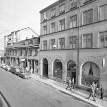 Grev Turegatan 4, Sturekattens kafferum t.h. och Grev Turegatan 6-8 i fonden.