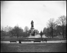 Staty av Carl von Linné i Humlegården