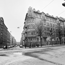 Karlbergsvägen 47, Birkagatan 35, gatufasad. T.v. Birkagatan söderut mot Filadelfiakyrkan
