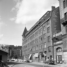 Östra Järnvägsgatan sedd norrut mot Norra Bantorget. T.h. byggnadskomplex som inrymmer Vinterpalatset