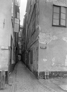 Klockgjutargränd österut från Myntgatan. T.v. kv. Cephalus och t.h. kv. Lychaon