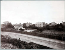 Brännkyrkagatan 118-120 med Borgerskapets gubbhus. Från Högalidsberget och Varvsgatan mot nordost