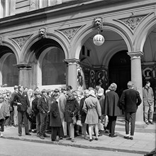 Regeringsgatan 74. Kö utanför Nalen sista dagen före stängning
