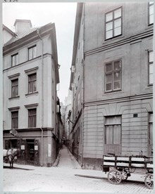 Kolmätaregränd från Myntgatan. En ölvagn står utmed Myntgatan