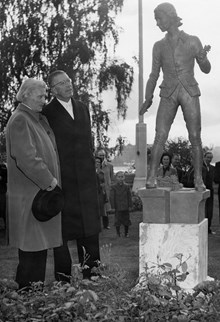 Invigning av Carl Eldhs skulptur Den unge Linné