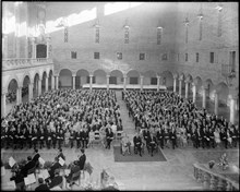 Medaljtutdelning i Blå hallen, Stadshuset, Hantverkargatan 1. Framför stora trappan: Prinsessa Sibylla, Kung Gustaf VI Adolf och Prins Bertil. På 4:e raden t.v. bl.a. statsminister Tage Erlander
