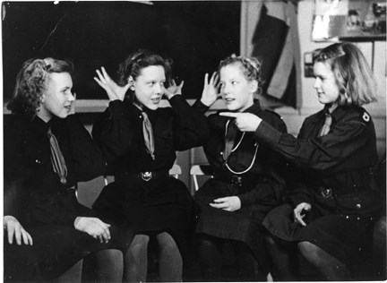 Svartvitt fotografi på flickor från Manillaskolan