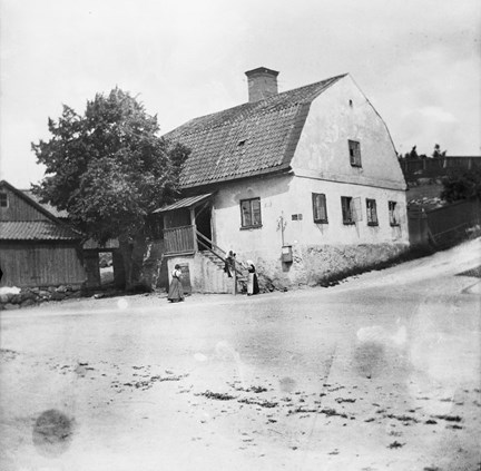Hammarby tullhus. Tre kvinnor utanför huset.