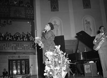 Hötorget 8, Konserthuset, Stora salen. Jazzkonsert. Ella Fitzgerald med band på scenen