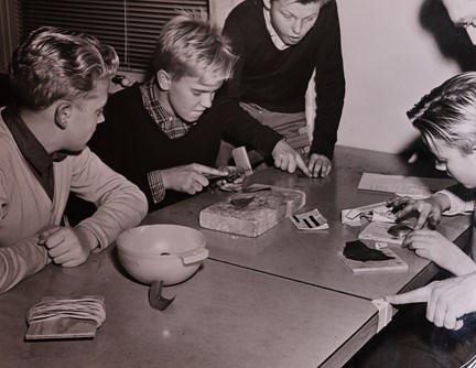 Svartvitt fotografi på ungdomar i skaparverkstad på ungdomsgård i Rågsved
