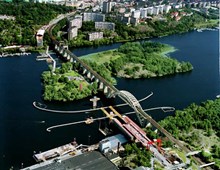 Flygfoto över Årstabron. Bygget av den nya järnvägsbron pågår