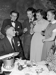 Österlånggatan 51, Den Gyldene Freden. Konstnären Gideon Börje, sittande t.v., firas av vänner på sin 60-årsdag