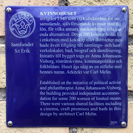 Blå emaljskylt med vit text