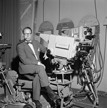 Valhallavägen 117, TV-studio i A1:s kaserngård. TV-chef Henrik Hahr vid en filmkamera