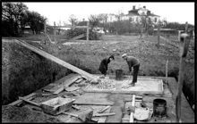 Gjutning av grundplatta till hus i Ängby småstugeområde. I bakgrunden Stora Ängby Gård