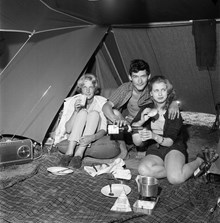 Ängbybadet. Schweizaren Rolf Schopffer, Agneta Eklund och Vivian Ekström tältar