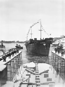 Finnboda varv. Fartyget Mimer sjösätts. Rederi Sveas (Stockholms Rederi AB Svea) nybyggda lastmotorfartyg, den fjärde i serien av liknande fartyg