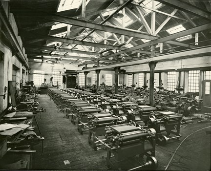 Svartvitt foto på en fabriksinteriör. 