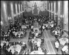 Fest i Gyllene salen, Stadshuset, Hantverkargatan 1. Vid honnörsbordet t.h. ses drottning Sirikit mellan statsminister Tage Erlander och stadsfullmäktiges ordf. Carl Albert Anderson