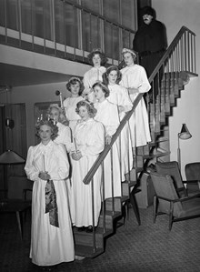 Norrlandsgatan 11, Byggnadsföreningen, interiör. Högerungdomens luciafest. Luciatåg i trappan.