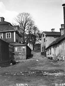 Långholmsgatan 18. Östra flygeln till malmgården Jakobsberg. Byggnaden uppfördes på Skansen 1936. Här ligger nuvarande Hornstull och Långholmsgatan 40