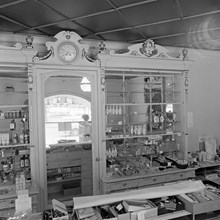 Nordings Parfymeri. Butiksinredning från Hylins butik på Stockholmsutställningen 1897. Snickerier i guld och vitt